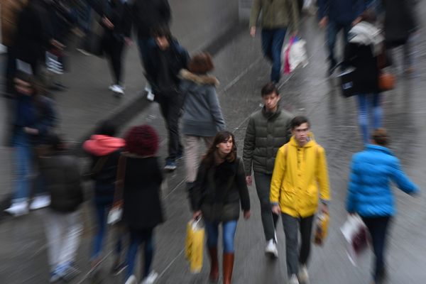 Illustration de personnes dans la rue.