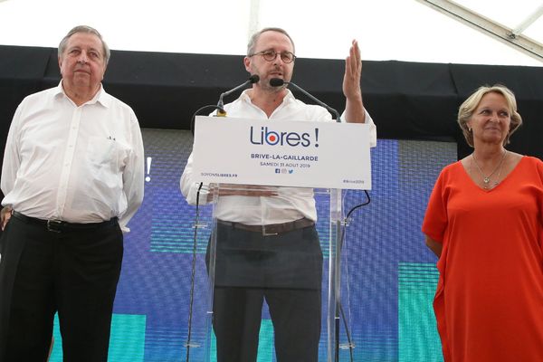 Frédéric Soulier (centre) aux côtés de Claude Nougein (gauche) et Frédérique Meunier (droite), à la tribune de "Libres !" mouvement lancé par Valérie Pécresse au sein des Républicains.