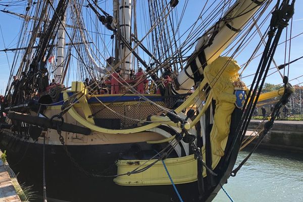 En raison du vent, l'Hermione ne peut effectuer sa parade sur le canal de Caen-la-Mer