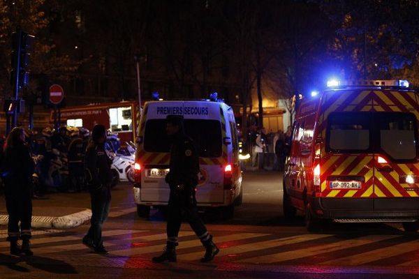 Les forces de l'ordre et les secours à proximité du Stade de France