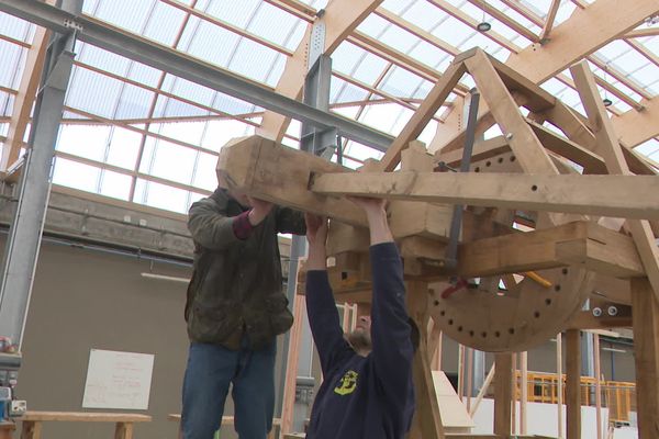 Le moulin prend forme dans l'atelier de Quintin.