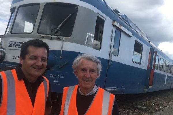 Michael Billerey, le président de l'association " l'Autorail X2800 du Haut-Doubs" et Jean Cuynet, historien du rail.