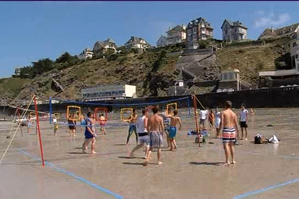 Démonstration de Vholeball, le volley revisité par Dominique Desbouillons, sur la plage de Granville