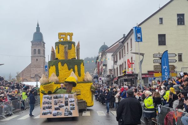 Les chars recouverts de jonquilles ont défilé sous la pluie et les applaudissements du public, ravi.