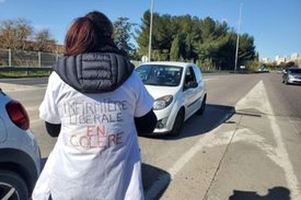 Les infirmiers libéraux demandent des revalorisations salariales. Ils ont mené une opération escargot à Nîmes samedi 17 février.