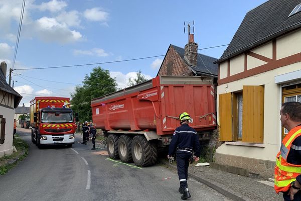 La remorque du tracteur lâche et termine sa course dans une habitation.