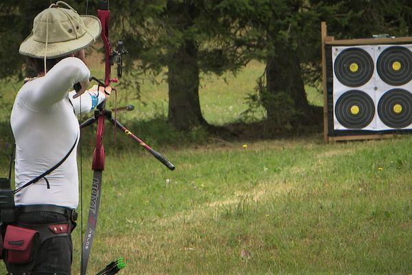 Les championnats de France de tir en campagne, la discipline nature du tir à l'arc, se déroulent jusqu'au dimanche 6 août à Lans-en-Vercors, en Isère.