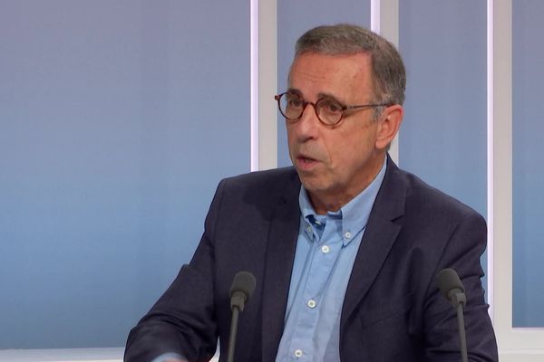 Pierre Hurmic, maire de Bordeaux, sur le plateau de France 3 Aquitaine.