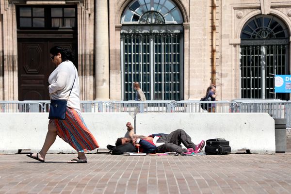 Un Sans Domicile Fixe (SDF), allongé à même le sol, dans les rues de Marseille.