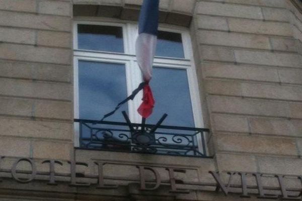 Les drapeaux sont en berne à Argentat.