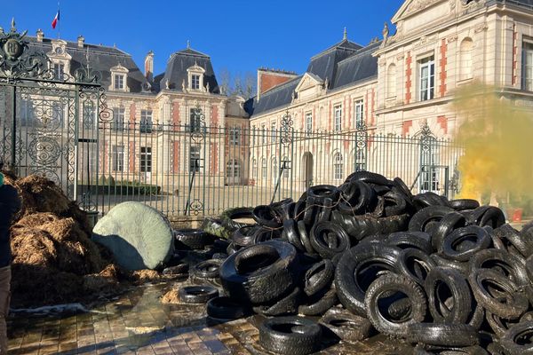 Des pneus ont été déversés devant la préfecture de Poitiers (Vienne).
