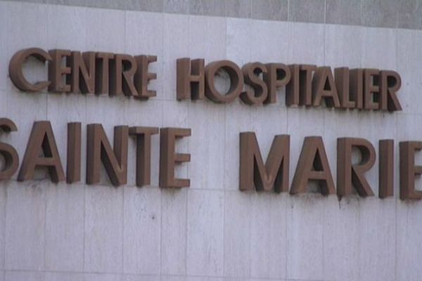 La mère a été hospitalisée à Sainte-Marie à Nice avant d'être transférée au Portugal. 