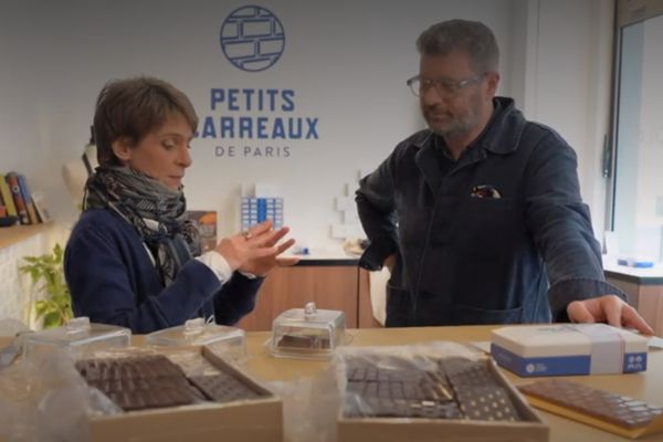 Une tablette de chocolat à l’image des fameuses faïences du métro parisien, Petits Carreaux de Paris.