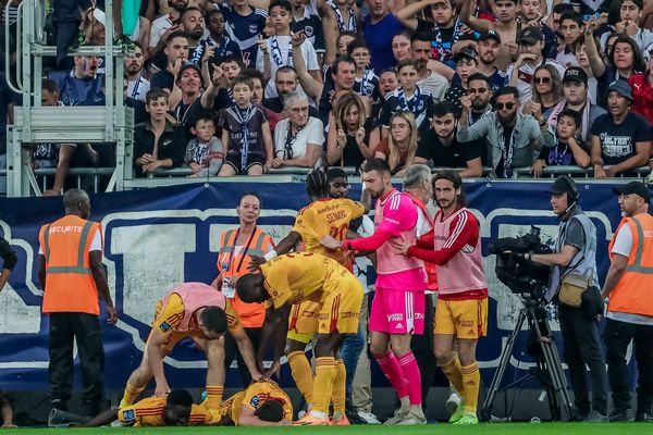 Le buteur de Rodez Lucas Buades souffrirait d'une commotion après avoir été bousculé par un supporter girondin le 2 juin.