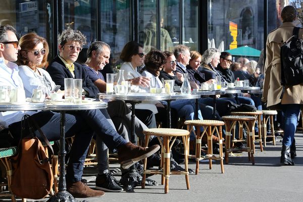 Des clients à la terrasse d'un café, à Paris, le 15 novembre 2015