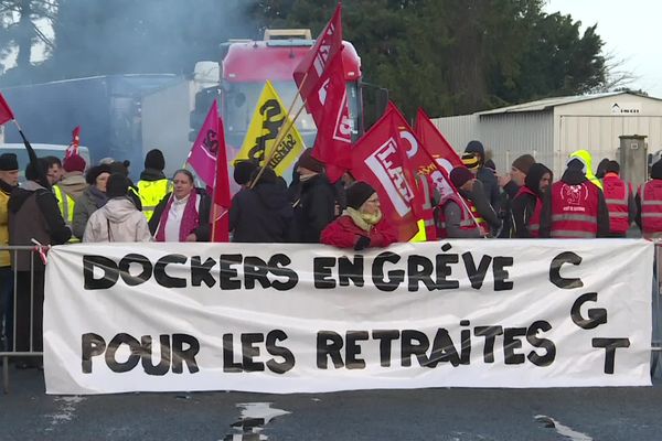 Une centaine de manifestants, dockers mais aussi agents territoriaux, enseignants et salariés du privé, a bloqué les entrées et sorties du port de Bayonne toute la matinée