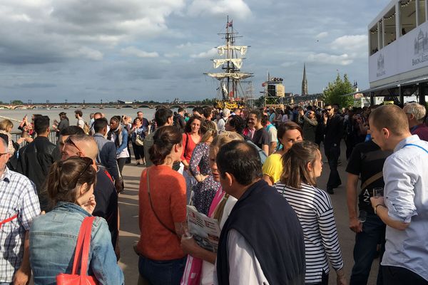 Sur les quais de Bordeaux dédiés aux vieux voiliers et aux viticulteurs pour le plus grand plaisir des visiteurs de la fête du vin. 