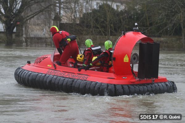 Les pompiers du SDIS 19 en intervention avec leur aéroglisseur lors de la crue de la Charente à Saintes