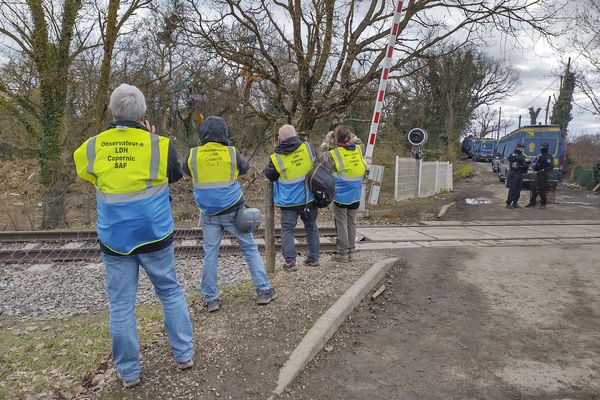 Chasubles bleus et jaunes, les bénévoles de l'Observatoire des Pratiques Policières seront une fois de plus sur le terrain