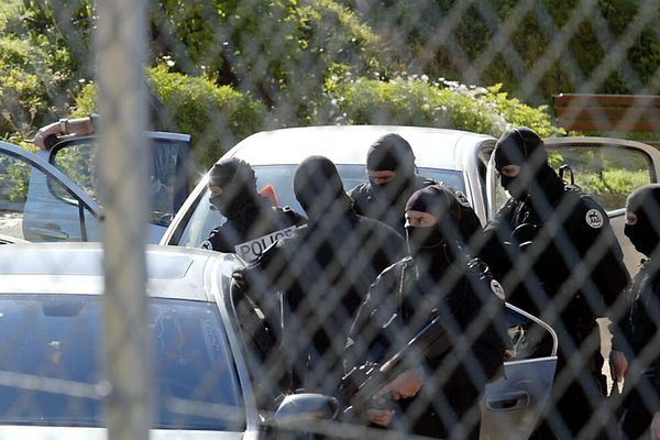 ILLUSTRATION - Affaire Erignac.  La seconde arme dérobée par le commando Erignac lors de l'attaque de la gendarmerie de Pietrosella en septembre 1997 a été retrouvée a Cargese (Corse du Sud), sur les indications d'un des membres de ce groupe, Pierre Alessandri.