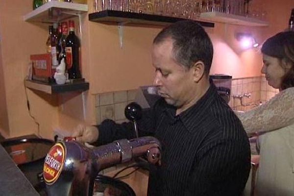 Rodrigo a dû revoir toute la disposition du rez-de-chaussée de sa maison pour installer le comptoir, la tireuse à bière et les tables du bar.