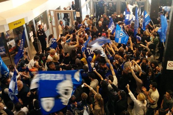 12/04/15 - Coupe de la Ligue - Accueil triomphal des joueurs du SC Bastia à l'aéroport de Bastia-Poretta