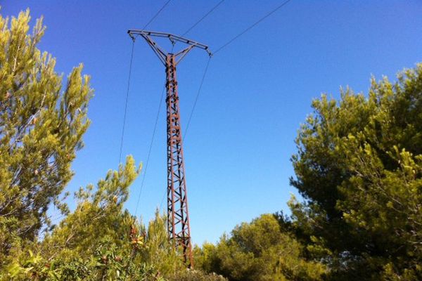 Le pylône mesure une quinzaine de mètres.