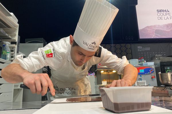 11 pays sont en lice pour la finale de la Coupe du Monde de la Pâtisserie. Les candidats ont10h pour réaliser 3 épreuves de dégustation et 2 épreuves artistiques autour du nouveau thème de la nature. 