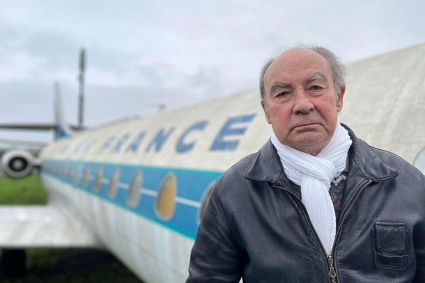 Marc Bétrancourt devant sa Caravelle "Touraine"