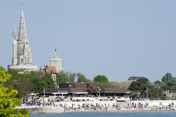 La plage de la Concurrence et le Vieux Port à La Rochelle.