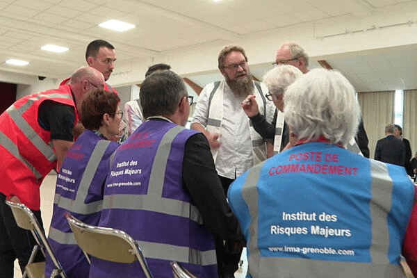 A La Faute-sur-mer, l'exercice prend une dimension particulière dans cette commune touchée par la tempête Xynthia, qui a fait 29 morts en février 2010.