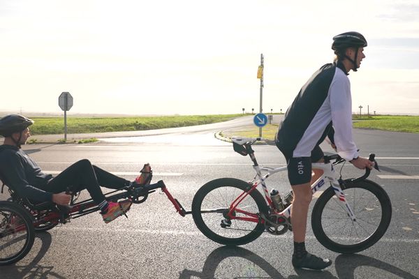 A 52 ans, Olivier est atteint d'un stade avancé de la maladie. Pour la mettre en lumière et pousser la recherche contre Huntington, ses enfants lancent régulièrement des défis sportifs avec leur père.