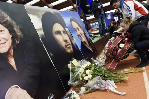 Des fleurs déposées en hommage aux victimes du crash, en mars 2015.