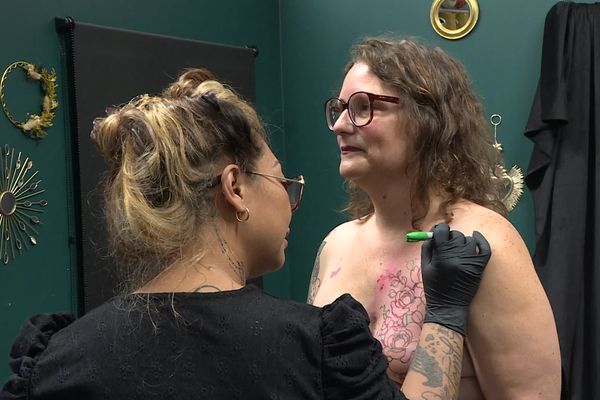 Pour Laurette, à qui on a retiré les deux seins suite à un cancer, ce tatouage fleuri est important pour se réapproprier son corps.