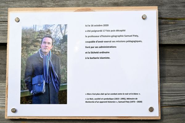 Une plaque commémorative à proximité du collège du Bois d'Aulne à Conflans-Saint-Honorine dans les Yvelines.