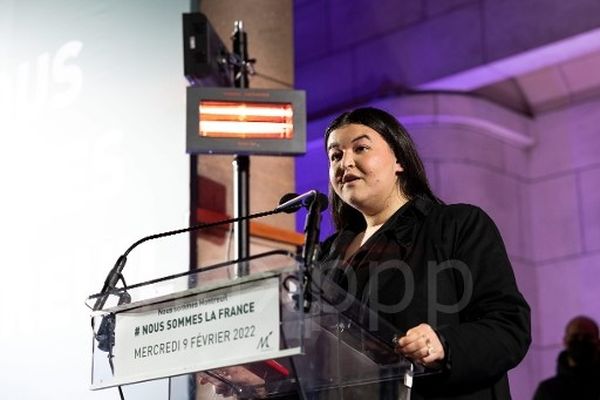 Assia Kachkach, 1ère lauréate du concours d'éloquence de Montreuil. Photo prise le mercredi 9 février 2022 lors du rassemblement "Nous sommes la France" sur le parvis de l'Hôtel de Ville.