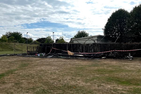 La tente qui faisait office de mosquée à Rambouillet a été détruite par un incendie dans la nuit du 2 au 3 septembre 2022.