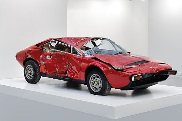 Dino, 1993, "Crashed Car" de Bertrand Lavier 