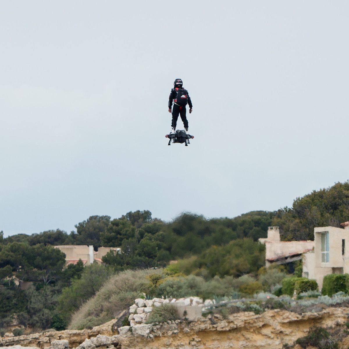 Sausset Les Pins Francky Zapata Accuse Par Des Riverains De Polluer Avec Son Flyboard