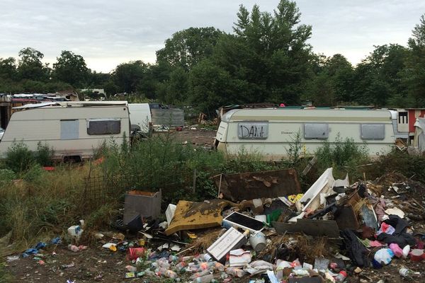 Une partie du camp à l'abandon après le départ de ses occupants