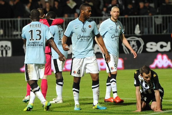 Romain Thomas, à terre, à côté des Caennais victorieux (1-2), le 28 avril 2014.