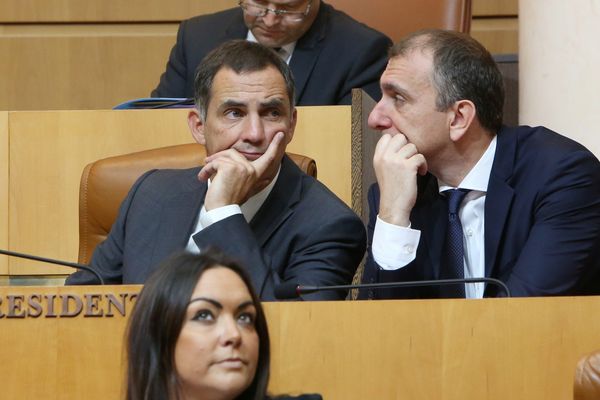 Gilles Simeoni (gauche) et Jean-Christophe Angelini (droite) en séance à l'Assemblée de Corse en 2017.