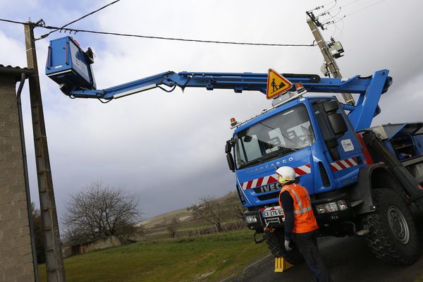 Les équipe d'Enedis interviennent pour rétablir l'électricité-Archives