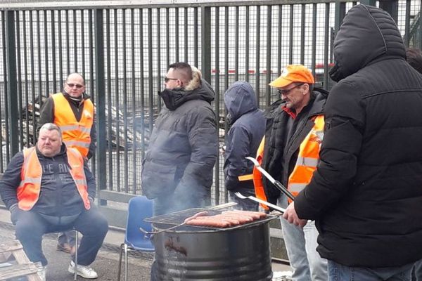 Piquet de grève sur le site industriel Veolia de traitement des déchets à Ludres (Meurthe-et-Moselle), vendredi 8 février 2019.