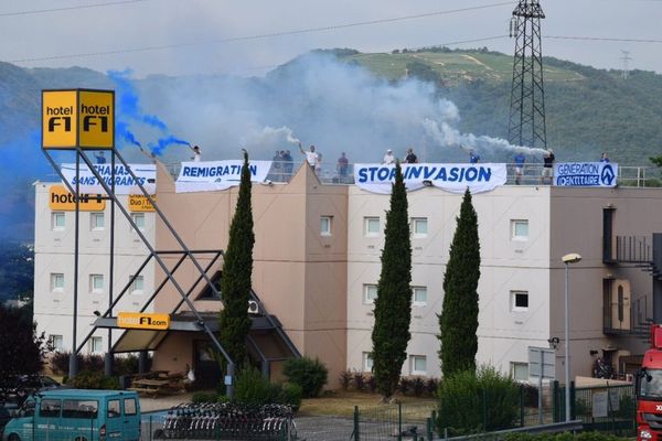 Des militants d'extrême droite ont occupé le toit de l'hôtel F1 de Chanas samedi 24 juin 2017.