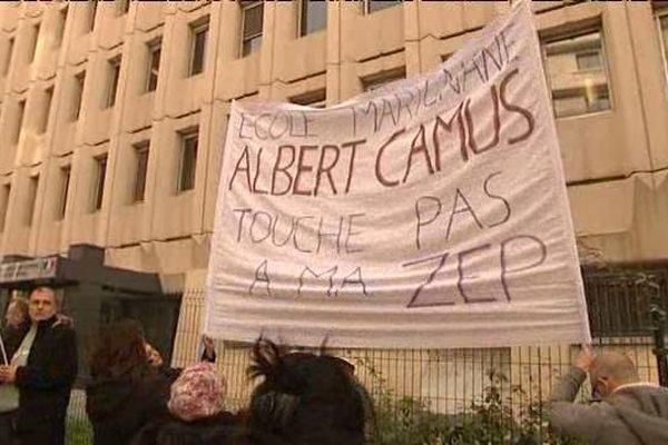 Parents d'élèves et enseignants ont manifesté aujourd'hui pour dire "non" au déclassement de leur établissement.