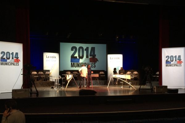 Le décor du débat spéciale municipales au palais des congrès