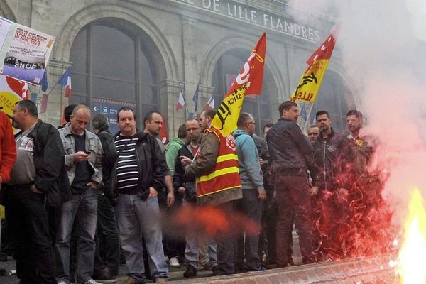 Devant la gare Lille Flandres, ce 17 juin, avant qu'une partie du rassemblement ne se dirige vers la mairie de Lille. 