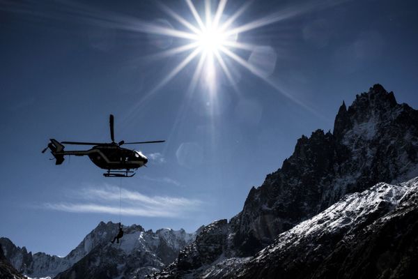 L'hélicoptère de la gendarmerie lors d'un exercice de sauvetage au Mont-Blanc (Haute-Savoie).