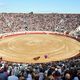 Les arènes de Béziers dans l'Hérault noires de monde pour assister aux corridas et novilladas lors de la feria - Illustration.